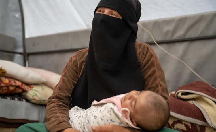 أم صبحي من الأمهات الجدد اللاتي يدعمهن صندوق الأمم المتحدة للسكان وشركاؤه في مخيم مؤقت في جنديرس، سوريا، في أعقاب الزلازل. الصورة © صندوق الأمم المتحدة للسكان/ كرم المصري