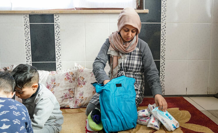 لاجئون من سوريا. روجين أم لأربعة أطفال، تقيم هي وعائلتها في مأوى مع 15 آخرين في غرفة واحدة في مصنع في ديار بكر بتركيا. ©UNFPA Türkiye/ إرين كوركماز