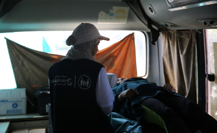 People streaming over the border from Lebanon receive mobile medical services from the Syrian Family Planning Association and UNFPA. The mobile team operates with funding from the European Union. © UNFPA Syria / Omaya AL Mekdad