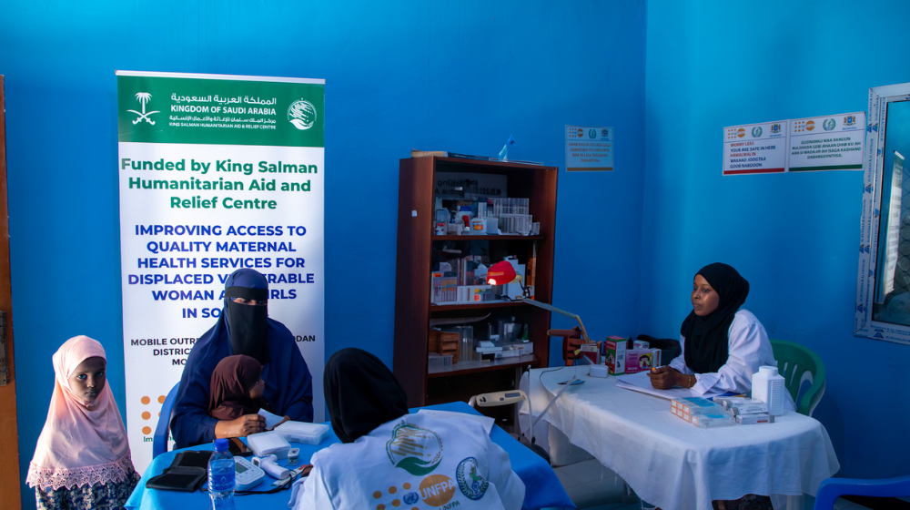 A mother and her two daughters receive medical care at a KSrelief-funded health facility in Hodan District, Mogadishu, Somalia.  ©UNFPA Somalia/Usame Nur.  