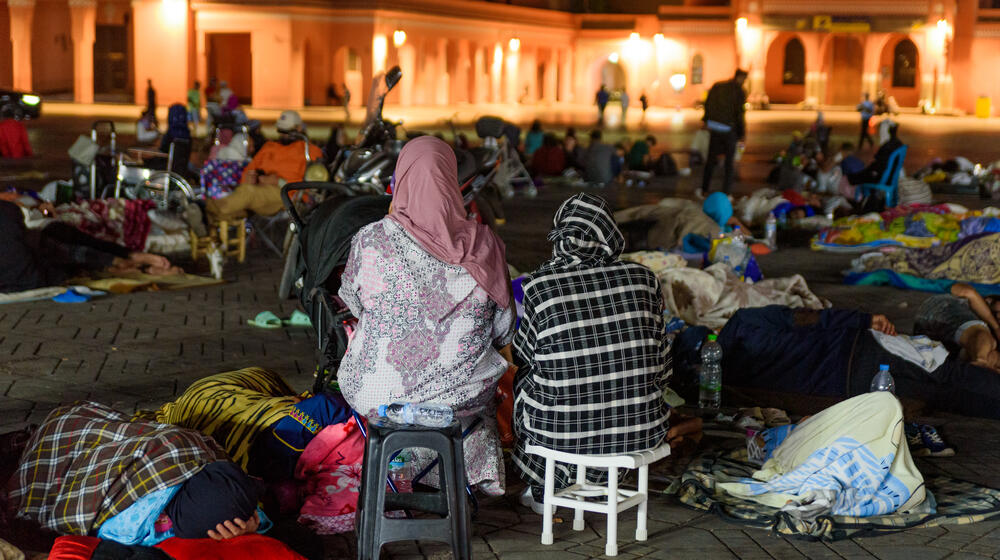 People are seen sleeping on the pavement of Jemaa el Fna square as they pass the night outside for fear of more earthquakes. © Davide Bonaldo/Sipa USA