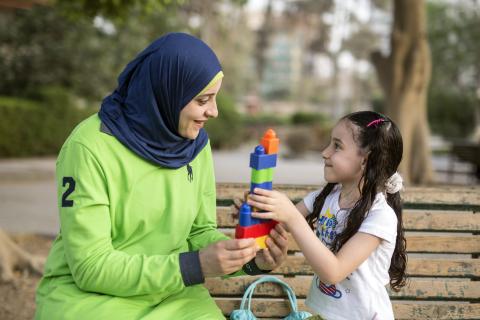 رشا: "أهم شئ هو أن يحصلا على تعليم مناسب." © صندوق الأمم المتحدة للسكان- روجيه أنيس