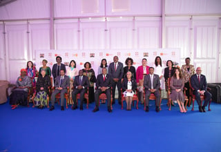 (في الوسط) رئيس جمهورية كينيا، أورورو كينياتا، مع بعض الممثلين رفيعي المستوى، بمن فيهم (من اليسار) المديرة التنفيذية لصندوق الأمم المتحدة للسكان، ناتاليا كانيم، ونائبة الأمين العام، أمينة محمد، بمركز كينياتا الدولي للمؤتمرات  في نيروبي، كينيا، في 12 نوفمبر 2019 ، حيث عُقد المؤتمر الدولي للسكان والتنمية.