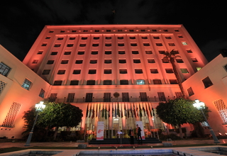 إضاءة جامعة الدول العربية باللون البرتقالي