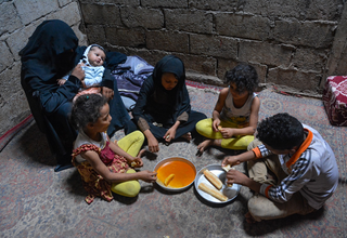 في الصورة: أسرة، تعولها امرأة في تعز، تتناول وجبة الغذاء. © مكتب صندوق الأمم المتحدة للسكان في اليمن