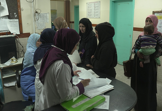  مستشفى الهلال الإماراتي للولادة في رفح هو أحد المرافق الصحية الأخيرة المتبقية في جنوب غزة. وتقوم القابلات بالمساعدة في ولادة أك