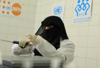 قابلة في مرفق صحي يدعمه الصندوق المركزي للاستجابة الطارئة في تعز © صندوق الأمم المتحدة للسكان اليمن
