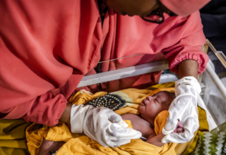 قابلة تلقت تدريبا من صندوق الأمم المتحدة للسكان ترعى مولودًا جديدًا في مستشفى بنادير، مقديشو ،الصومال\