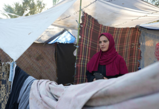 نازحون في مخيم بالقرب من مستشفى ناصر في خان يونس، جنوب قطاع غزة. © بيسان عودة لصندوق الأمم المتحدة للسكان