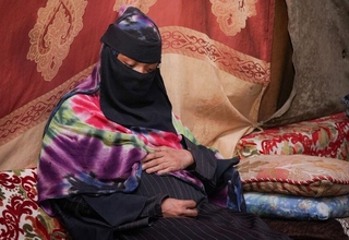 امرأة حامل في مخيم للنازحين في محافظة عدن ، اليمن 