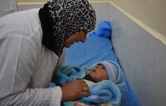 تعرّف على أربع بطلات مجهولات يعملن في مجال صحة الأمومة وحديثي الولادة بالمنطقة العربية