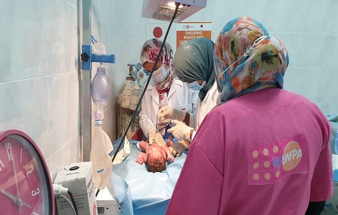 تعمل فرق من العاملين في مجال الرعاية الصحية، بما في ذلك أطباء التوليد وأمراض النساء والقابلات، في مهام لمدة شهرين في مرافق مختلفة في جميع أنحاء ليبيا للمساعدة في معالجة النقص في الموظفين. © صندوق الأمم المتحدة للسكان ليبيا