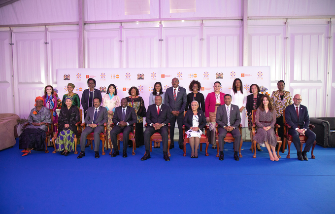 (في الوسط) رئيس جمهورية كينيا، أورورو كينياتا، مع بعض الممثلين رفيعي المستوى، بمن فيهم (من اليسار) المديرة التنفيذية لصندوق الأمم المتحدة للسكان، ناتاليا كانيم، ونائبة الأمين العام، أمينة محمد، بمركز كينياتا الدولي للمؤتمرات  في نيروبي، كينيا، في 12 نوفمبر 2019 ، حيث عُقد المؤتمر الدولي للسكان والتنمية.