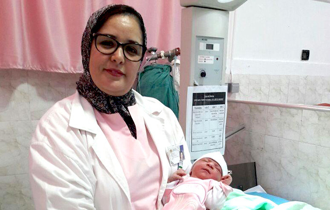 خديجة بهزاد تحمل طفلاً ساعدت في ولادته  في مراكش. السيدة بهزاد مدربة في القبالة ، تقوي مهارات القابلات الأخريات في البلاد. © صندوق الأمم المتحدة للسكان