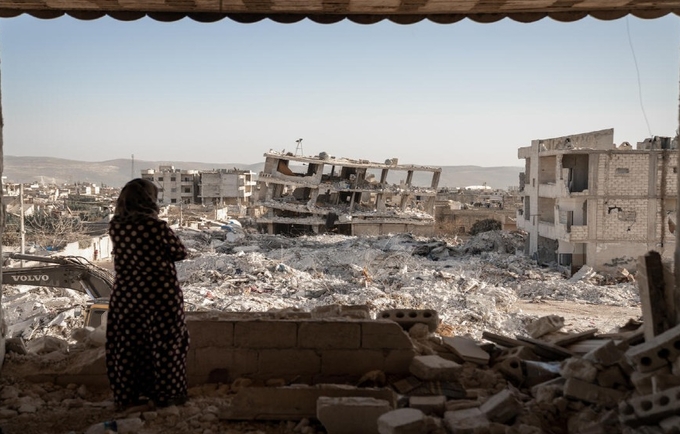 امرأة تنظر إلى مشهد الدمار بعد الزلازل، جنديريس ، سوريا. ©صندوق الأمم المتحدة للسكان/كرم المصري