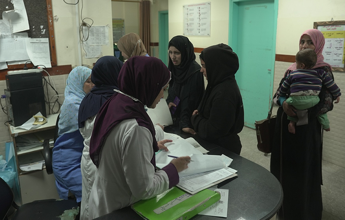  مستشفى الهلال الإماراتي للولادة في رفح هو أحد المرافق الصحية الأخيرة المتبقية في جنوب غزة. وتقوم القابلات بالمساعدة في ولادة أك