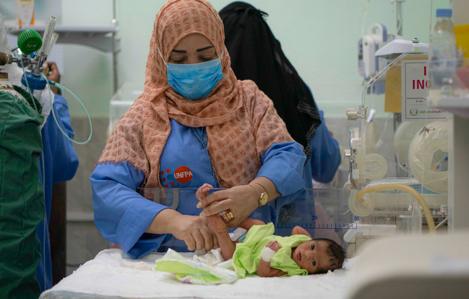 عائدة محمد تعتني بطفل حديث الولادة في قسم الولادات الحديثة في مستشفى الشعب المدعوم من صندوق الأمم المتحدة للسكان، عدن، اليمن. © 