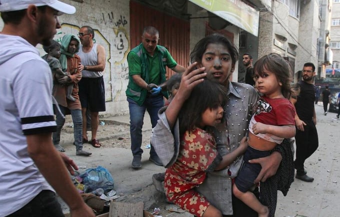أشخاص يفرون خلال غارة جوية إسرائيلية على مدينة غزة. © محمد الزعنون/ميدل إيست إيمجز/وكالة الصحافة الفرنسية عبر غيتي إيماجز