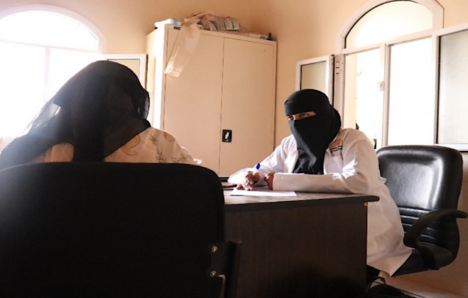 خلود وهي تتلقى الدعم النفسي في مركز الرعاية الصحية النفسية المدعم من صندوق الأمم المتحدة للسكان في محافظة إب، اليمن