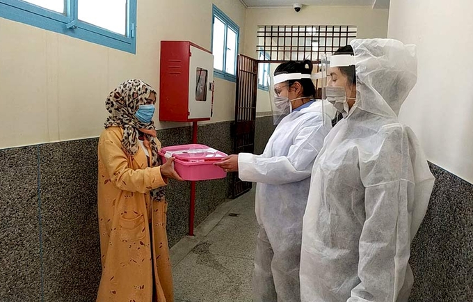 توزيع معدات الحماية وإمدادات النظافة الشخصية على العاملين الصحيين ، من بين أشكال أخرى من الدعم. © صندوق الأمم المتحدة للسكان ، المغرب