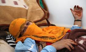تمكنت أحلام من الولادة بأمان عن طريق عملية قيصرية في منشأة صحية مجهزة بإمدادات من صندوق الأمم المتحدة للسكان © صندوق الأمم المتحدة للسكان – اليمن/فهمية الفتيح 