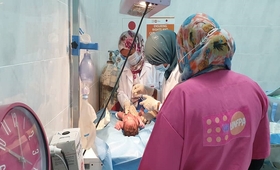 تعمل فرق من العاملين في مجال الرعاية الصحية، بما في ذلك أطباء التوليد وأمراض النساء والقابلات، في مهام لمدة شهرين في مرافق مختلفة في جميع أنحاء ليبيا للمساعدة في معالجة النقص في الموظفين. © صندوق الأمم المتحدة للسكان ليبيا