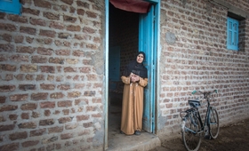 ترحب هدى بالناس في بيتها في صعيد مصر. وهي تقوم بدور قيادي في إقناع الناس بالتخلى عن عادة الختان. © UNFPA Egypt / سيما دياب