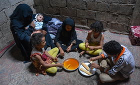 A female-headed family in Taizz having lunch © UNFPA Yemen