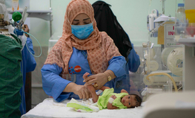 عائدة محمد تعتني بطفل حديث الولادة في قسم الولادات الحديثة في مستشفى الشعب المدعوم من صندوق الأمم المتحدة للسكان، عدن، اليمن. © 