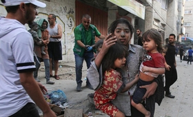 أشخاص يفرون خلال غارة جوية إسرائيلية على مدينة غزة. © محمد الزعنون/ميدل إيست إيمجز/وكالة الصحافة الفرنسية عبر غيتي إيماجز