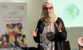 عائشة خلال مشاركتها في الجلسة التعريفية حول الصحة الجنسية والإنجابية التي نظمتها القابلات.©صندوق الأمم المتحدة للسكان المغرب/حسن