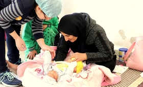 ولدت الطفلة "هدى" في مدينة اللاذقية، بسوريا، قبل حدوث الزلزال بيوم واحد. قالت والدتها 'نهى' لصندوق الأمم المتحدة للسكان: "لقد ان