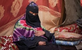 امرأة حامل في مخيم للنازحين في محافظة عدن ، اليمن 
