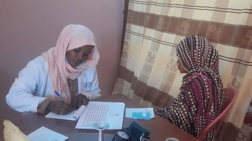 A health worker from a UNFPA-supported mobile unit attends to a woman who has been displaced in Khartoum, Sudan. Credit: UNFPA Sudan