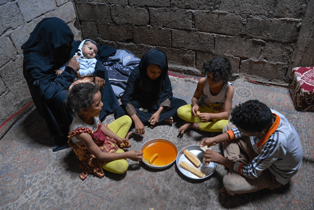 في الصورة: أسرة، تعولها امرأة في تعز، تتناول وجبة الغذاء. © مكتب صندوق الأمم المتحدة للسكان في اليمن