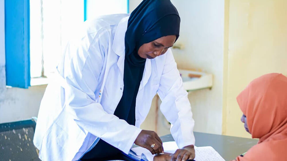 امرأة تتلقى الرعاية الطبية في عيادة أردماتا الصحية التي يدعمها صندوق الأمم المتحدة للسكان في الجنينة، ولاية غرب دارفور، السودان.
