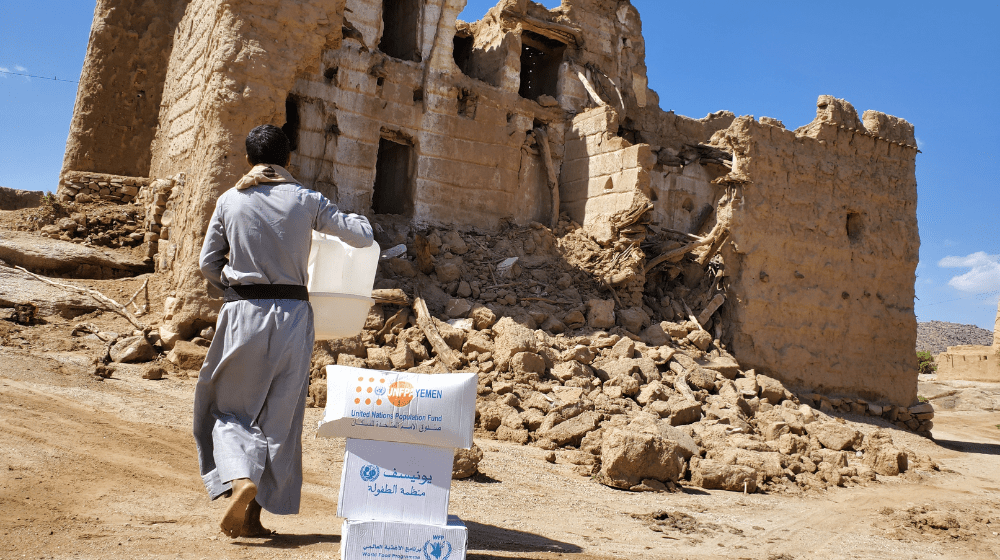 A displaced man carries an RRM kit after heavy flooding  wreck their homes ©UNFPA/ YDF